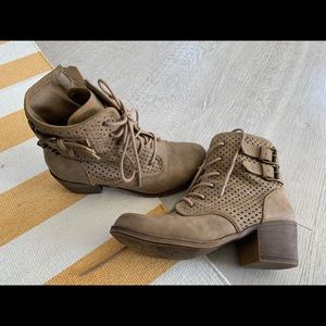 ROXY ankle boots in TAN color